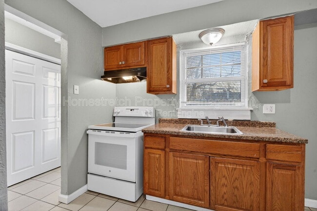 Building Photo - 1218 Maple Ave