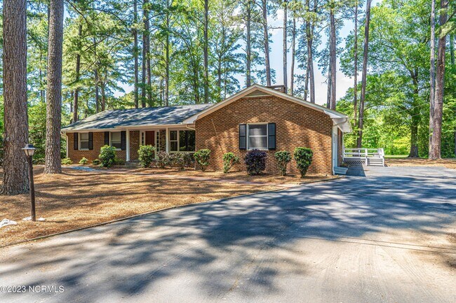 Building Photo - 4 Fairway Ln