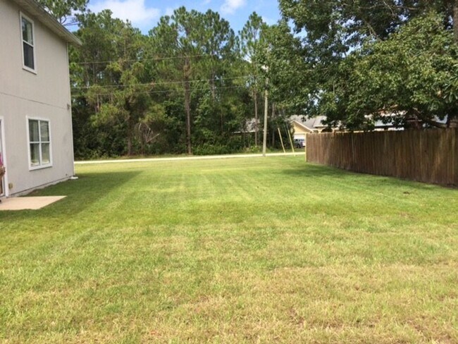 Building Photo - Large 5 Bedroom, 3 Bathroom Single Family ...