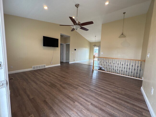 Foto del edificio - Beautiful 6 bedroom Single Family Home