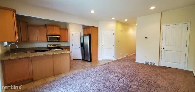 Building Photo - 4 br, 4 bath Townhome - 251 E Ailee Ln.