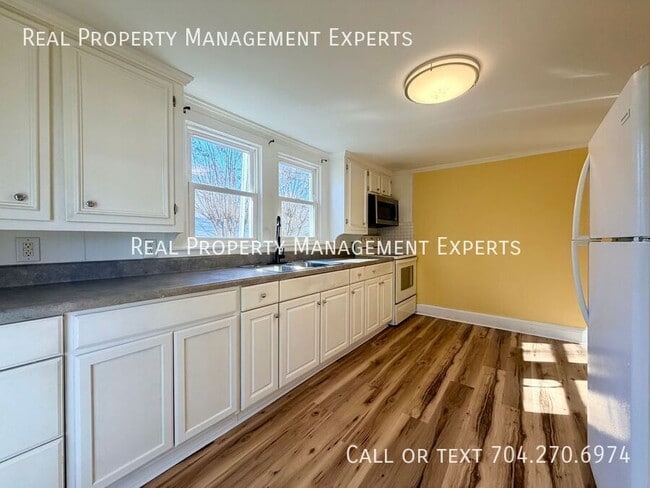 Building Photo - 4 Hickory St SW