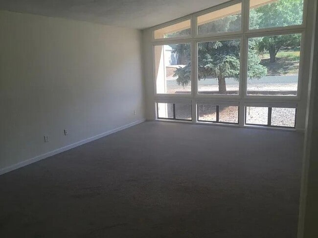 Building Photo - Kelseyville Beautiful Home