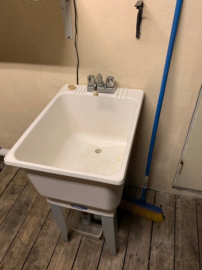 Building Photo - 1021 Caliph St