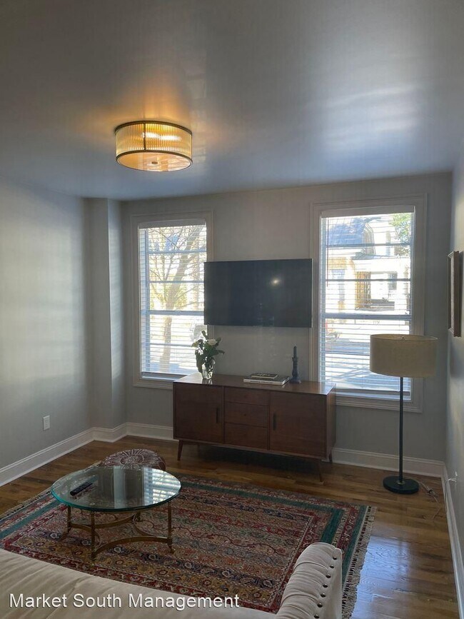 Foto del edificio - UPDATED DUPLEX- LOWER UNIT- WALK TO STARLA...