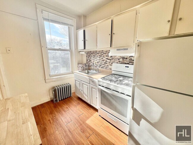 Building Photo - Top Floor 1BR in Prime Clinton Hill