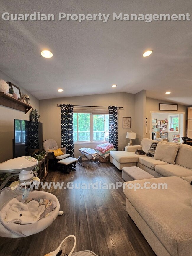 Building Photo - Split Level Home in Roseville Available 8/...