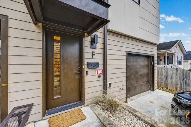 Building Photo - 840 E 18th St