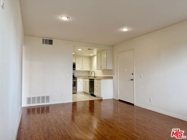 Building Photo - 1348 E Hillcrest Dr