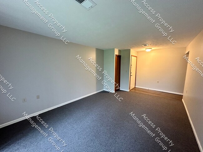 Building Photo - 2 bed / 1 Bath in Rockford Ridge Townhomes