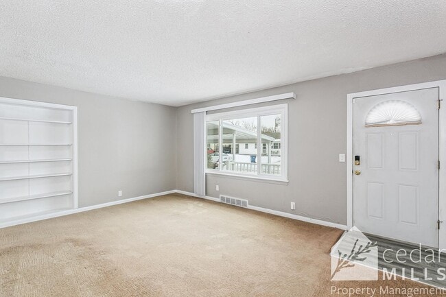 Building Photo - Large 3 Bedroom Ranch w/ Extra Space