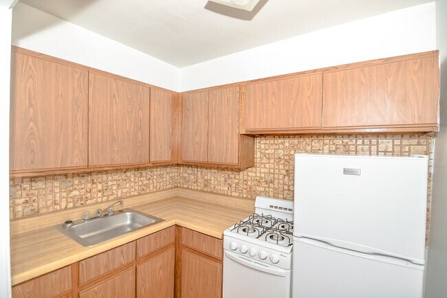 Foto del edificio - 629 W Belmont Ave