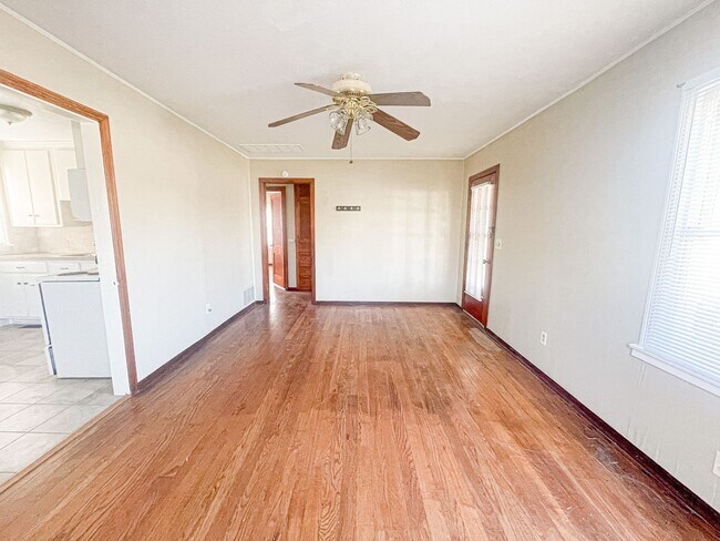 Building Photo - Cute 2 Bed - 1 Bath in Midwest City!