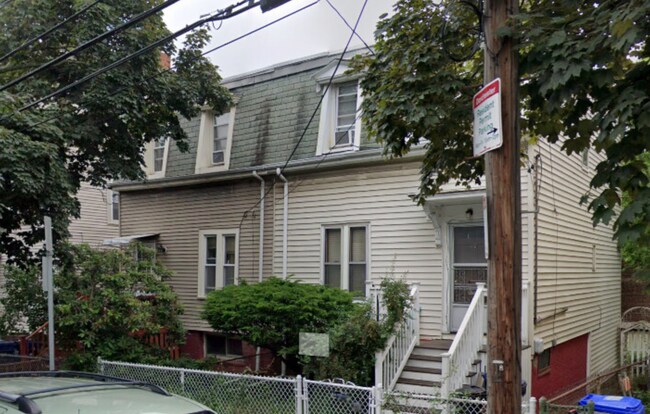Building Photo - 107 Buttonwood St