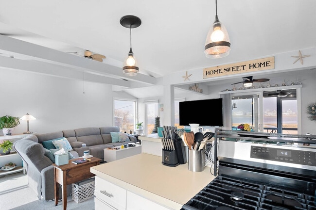 Building Photo - 6 Ivy Ln