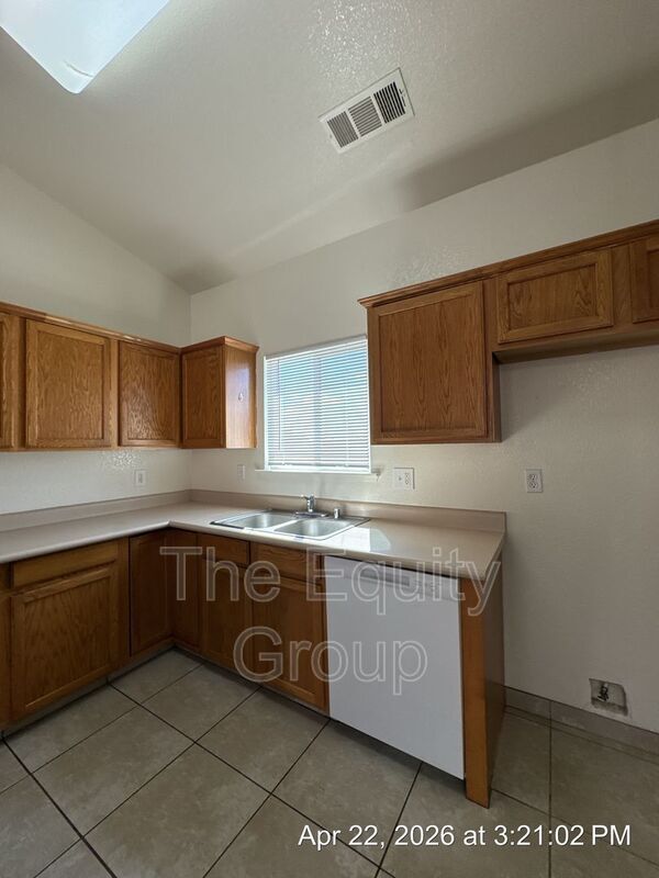 Foto del edificio - 2932 S Sallee St