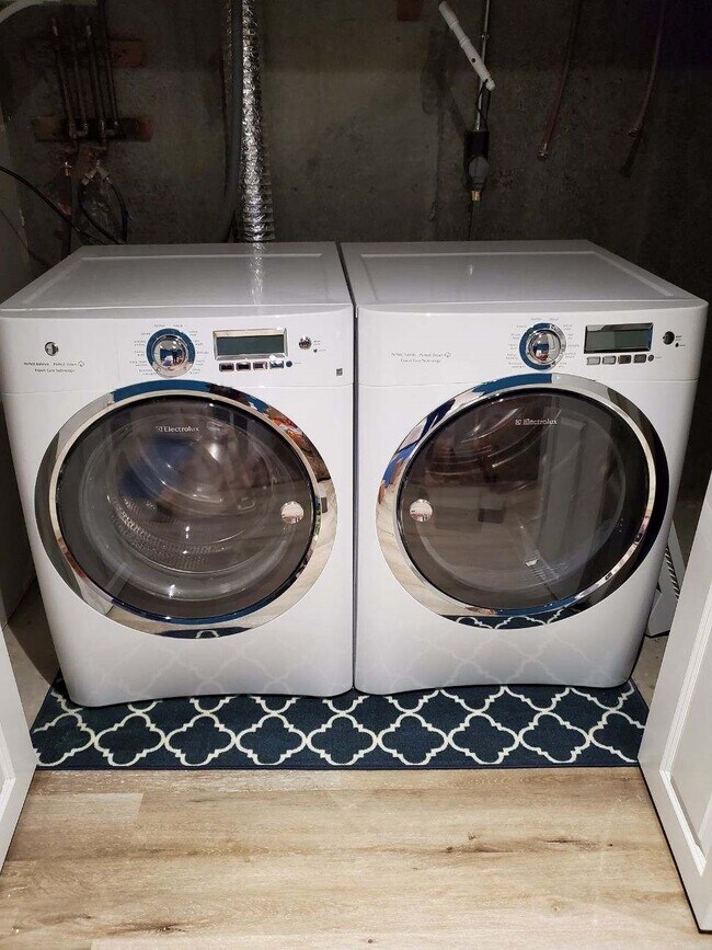 washer/dryer in unit - 21 Hawthorne Vlg