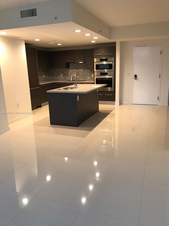 Foto del edificio - 7661 NW 107th Ave