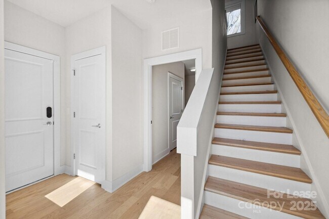 Foto del edificio - 1553 Pinecrest Ave