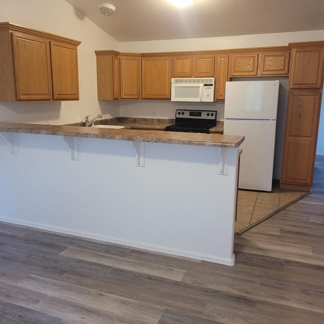 Building Photo - 3 bed 2 bath upstairs