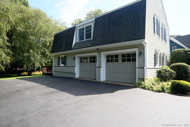 Building Photo - 11 Beechwood Ln
