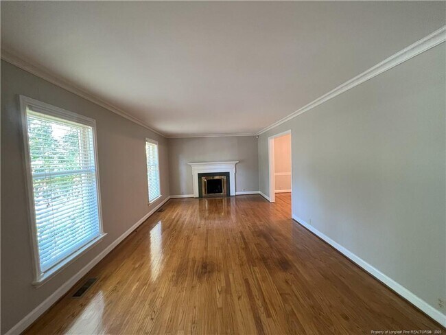 Building Photo - 2305 Mirror Lake Dr