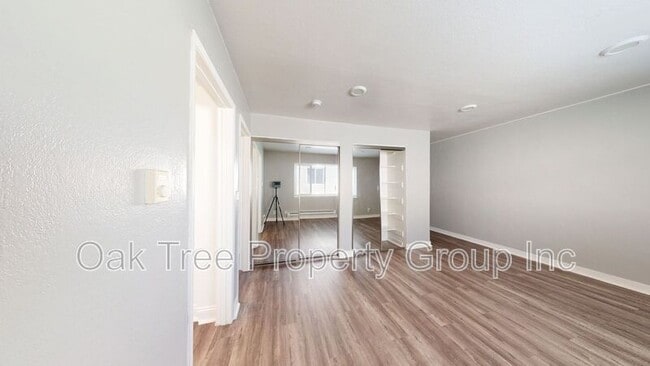 Building Photo - 406 Van Buren Ave