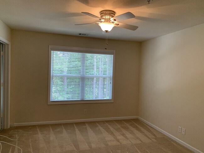Building Photo - Large 2 bedrooms and 2.5 Move In Ready