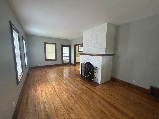 Foto del edificio - Three story East End home plus basement!