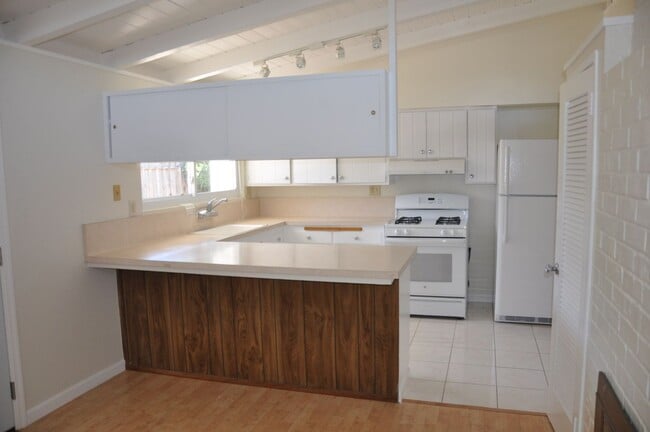 Building Photo - 1218 Sandia Ave