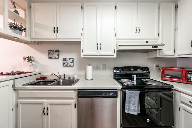 Building Photo - 2079 Woodlawn Dr SW