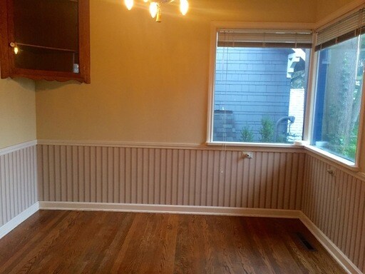Building Photo - Spacious 3 Bedroom Craftsman Home In Queen...