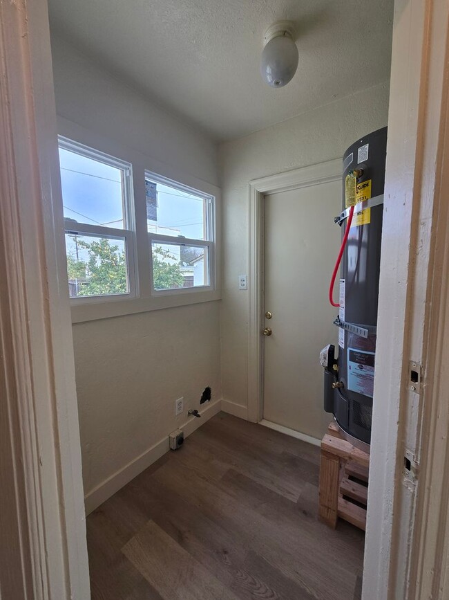 Building Photo - 2 Br 1 Ba with formal dining room