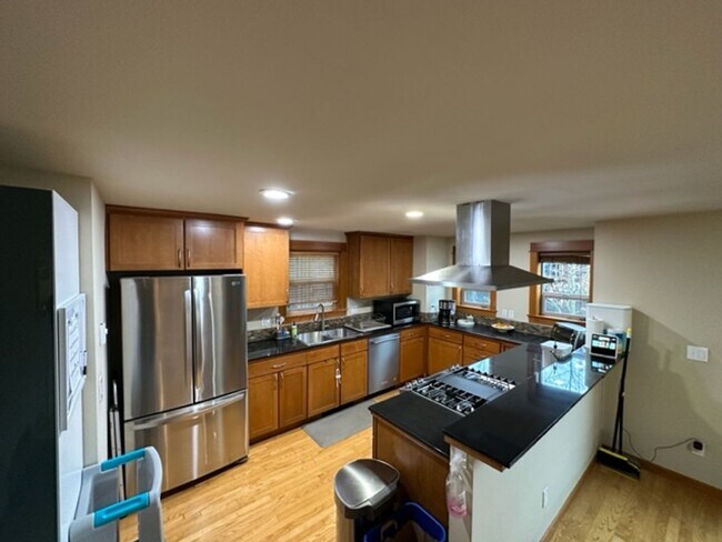 Foto del edificio - Location Location Location! This huge 3bd ...