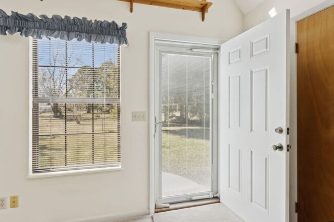 Building Photo - Peaceful Country Living Close to Everything