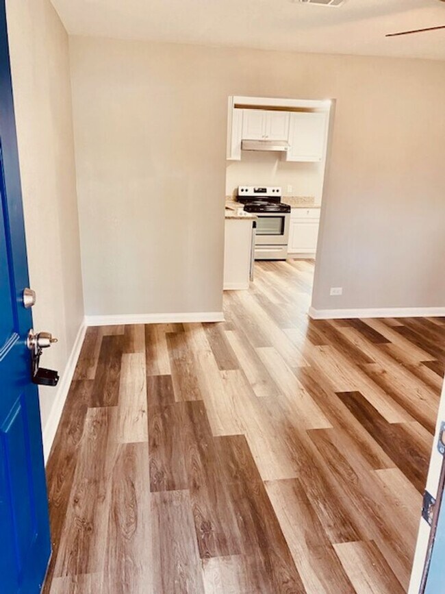 Building Photo - REMODELED 3 BEDROOM 2 BATH HOME IN BAY CIT...