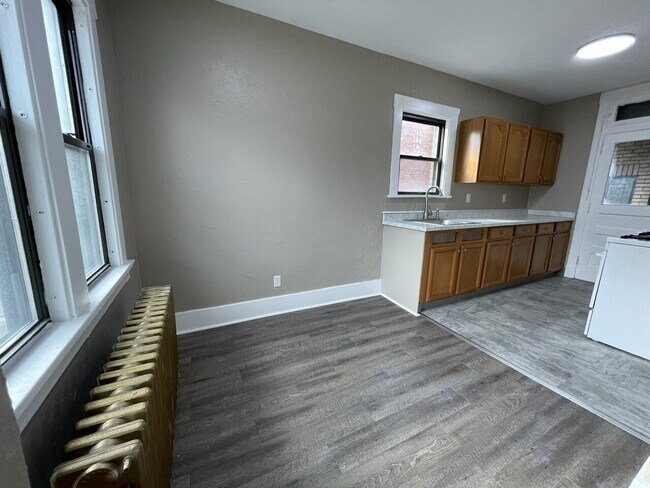 Building Photo - Broadway - 2816 - (Units I - L)