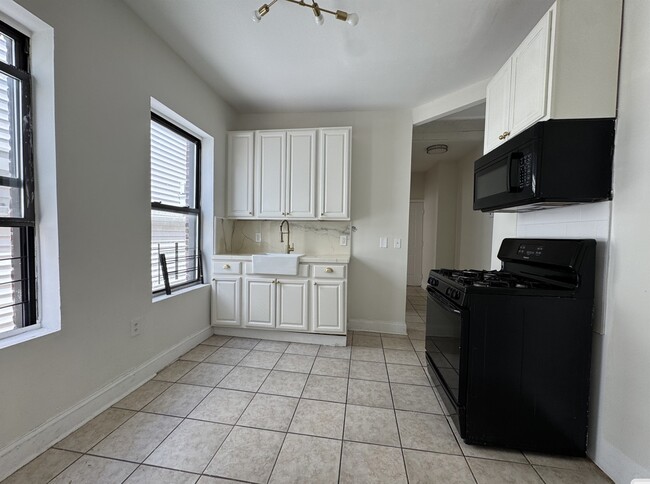 191 Myrtle Ave 3R - 189 Myrtle Ave