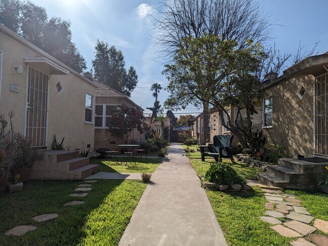 Foto del edificio - 648 Rose Ave