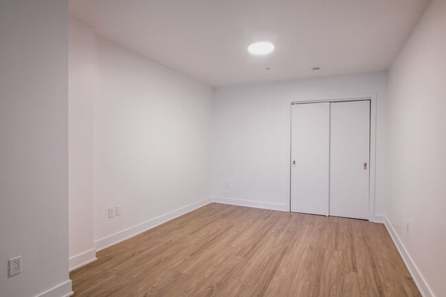 Building Photo - 9675 Av. Papineau