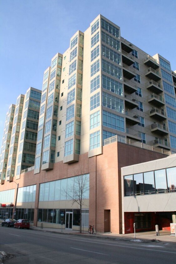 Primary Photo - 1550 E Royall Pl