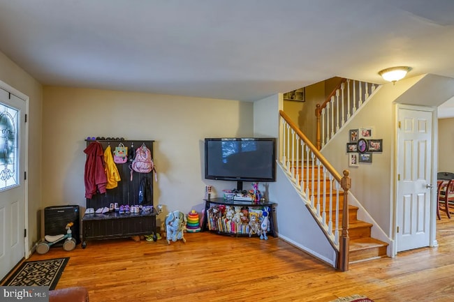 Building Photo - 102 Hopkins Ct