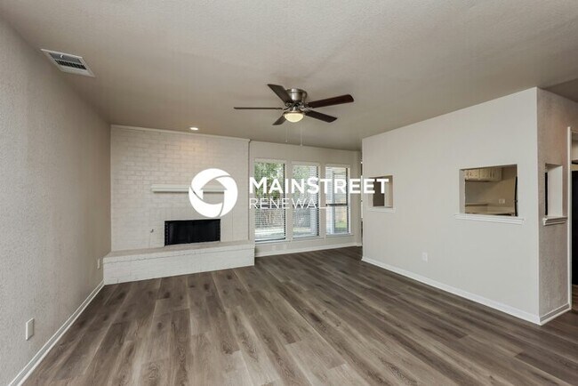Building Photo - 3 Bedroom Pet-Friendly Home in Mesquite, TX with Main Street Renewal