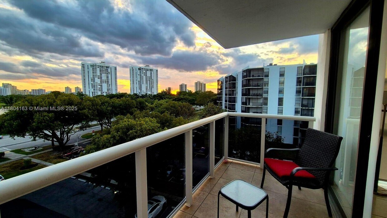 Foto principal - 3625 N Country Club Dr