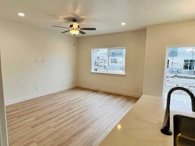 Building Photo - 886 E 180 S