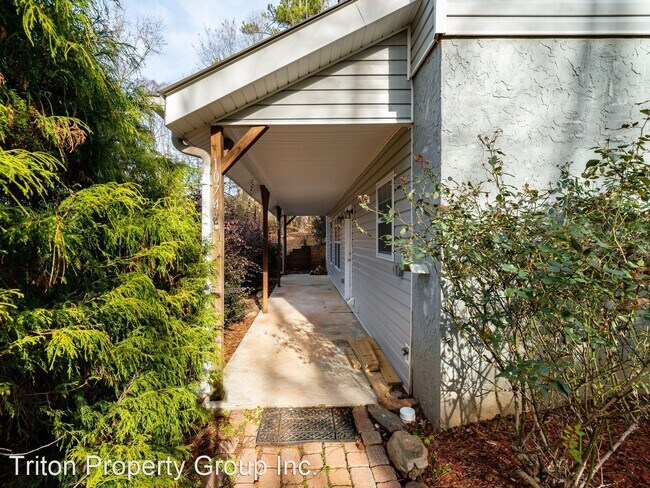 Building Photo - 3 br, 2 bath House - 1074 Little Vine Chur...