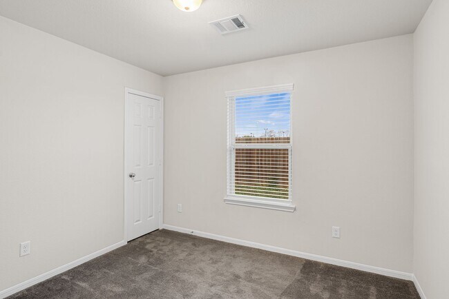 Building Photo - 3 bedroom updated home!