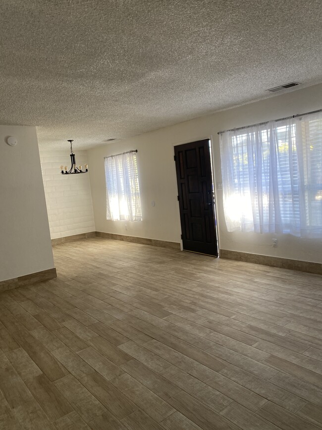 Living room/dining area - 742 Theta Cir