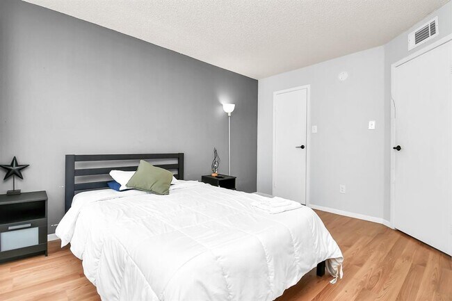 Foto del edificio - 2816 S Bartell Dr