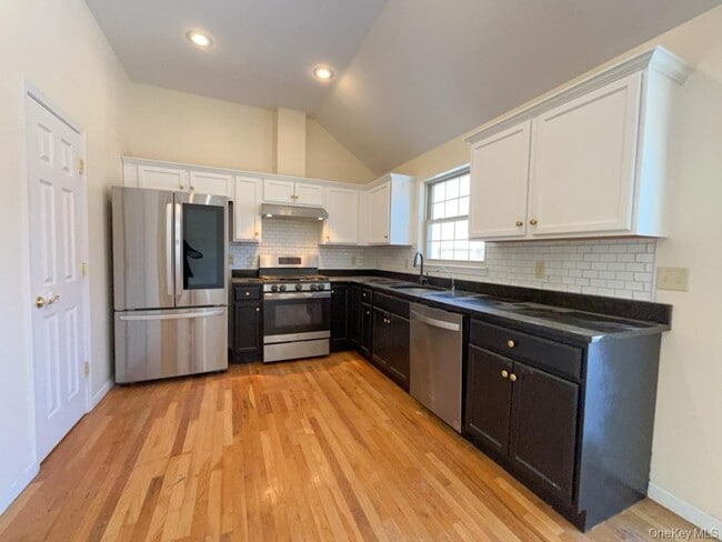 Building Photo - 2 Fieldstone Dr